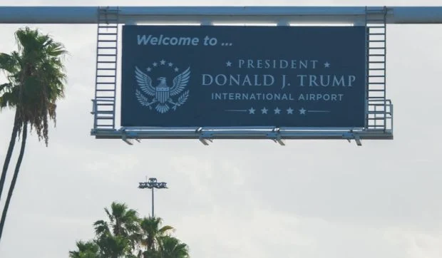 Aeroportul care &icirc;i poartă numele lui Donald Trump, boicotat de călători: o companie aeriană le permite să-și schimbe biletele