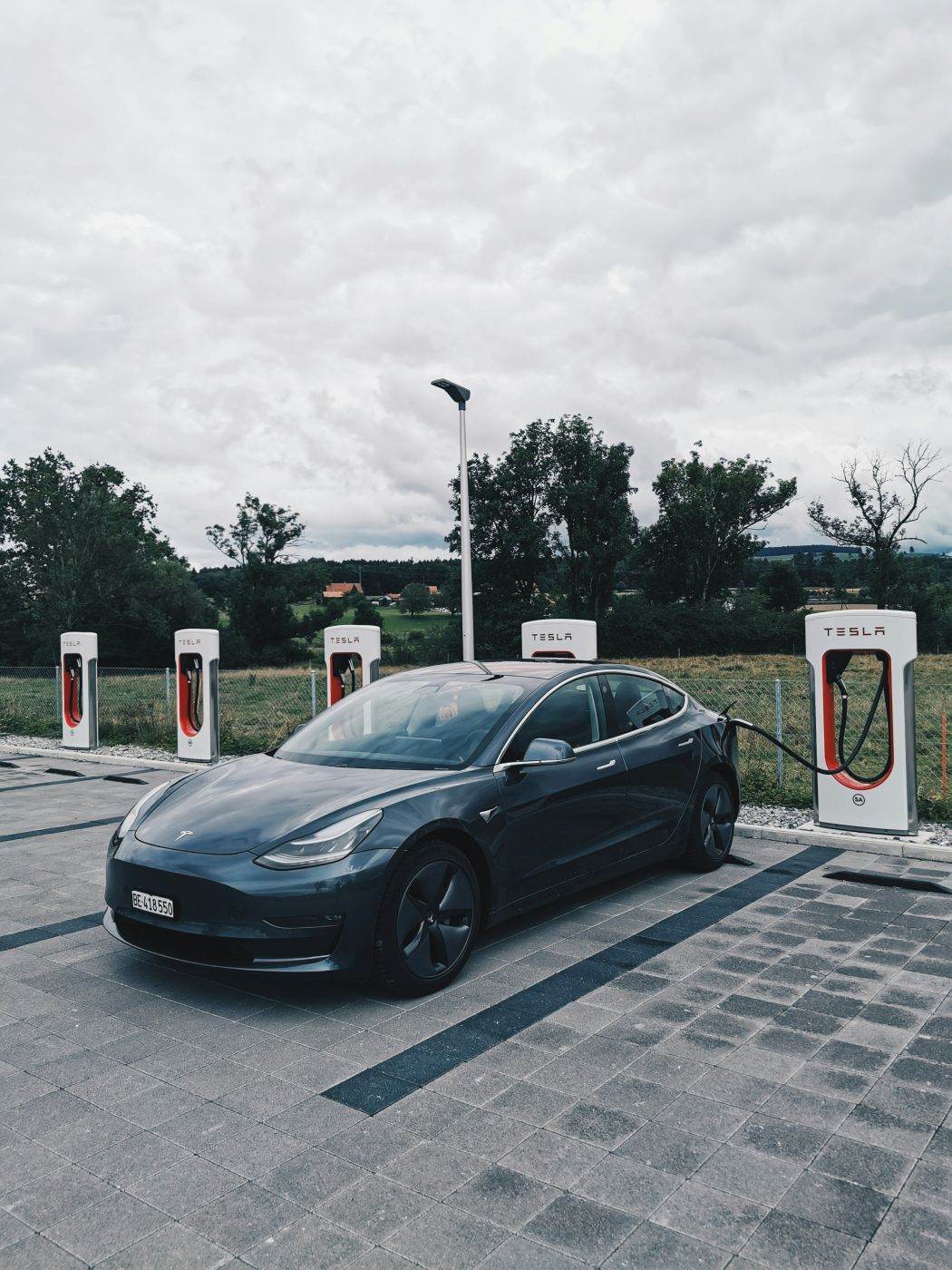 AFP: Elon Musk sugerează o posibilă fuziune &icirc;ntre Tesla şi SpaceX
