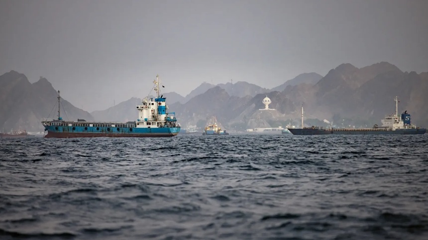 Agenţia britanică de securitate maritimă UKMTO semnalează un nou incident implic&acirc;nd un petrolier şi &rdquo;forţe militare&rdquo; &icirc;n Str&acirc;mtoarea Ormuz. Gardienii Revoluţiei anunţă că au &rdquo;oprit &icirc;n ultimele 24 de ore&rdquo; patru nave, care &icirc;ncercau să traverseze Str&acirc;mtoarea