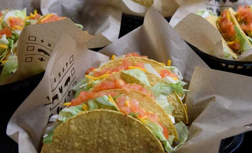 Alertă alimentară &icirc;n SUA: Taco Bell elimină salata verde din meniuri. Peste 1.600 de infectări cu ciclosporiază