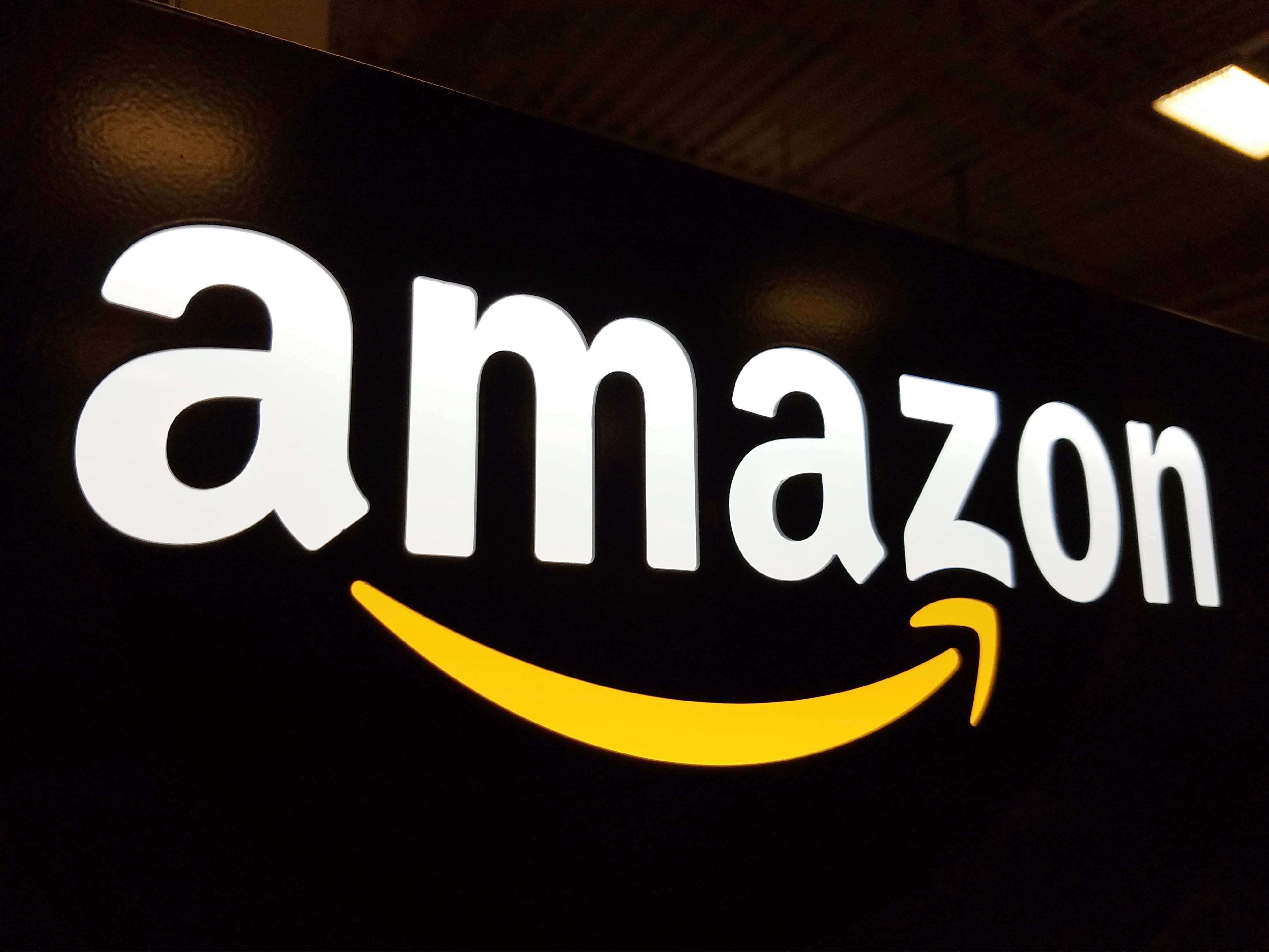 Amazon solicită aprobarea pentru lansarea a peste 5.100 de sateliţi destinaţi unei reţele care va conecta direct telefoanele mobile