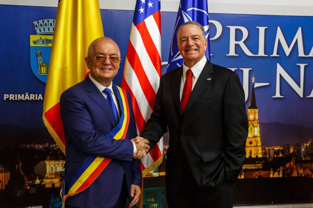 Ambasadorul SUA Darryl Nirenberg s-a &icirc;nt&acirc;lnit la Cluj doar cu primarul Boc, evit&acirc;nd Consiliul Județean și pe președintele Alin Tișe / Vizită la muzeu dar și la compania americană Emerson a cărei fabrică la Cluj Napoca a &icirc;mplinit 20 de ani