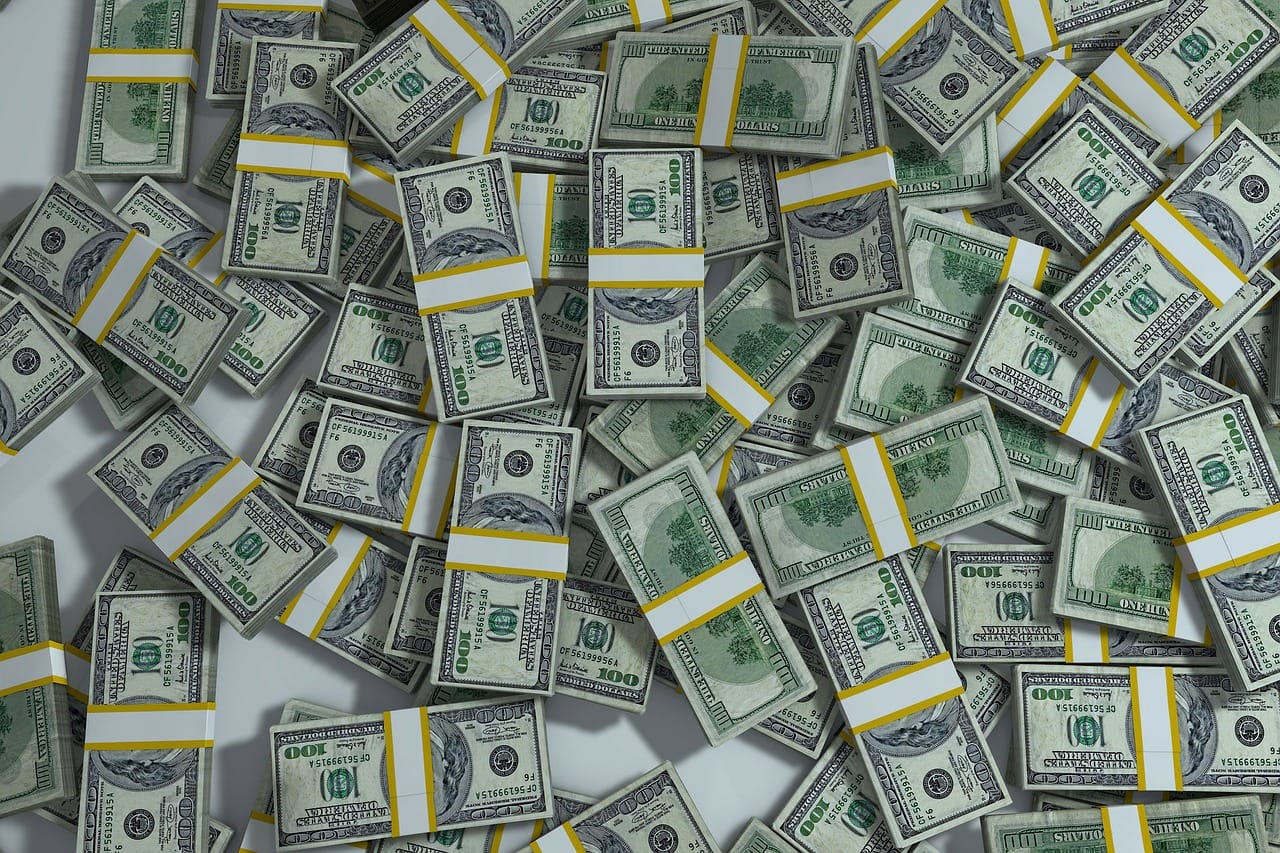 Americanii ultra-bogați țin niveluri semnificative din portofolii &icirc;n cash, pe fondul volatilității ridicate a pieței și inflației; Warren Buffett și Peter Thiel, &icirc;ntre cei care au v&acirc;ndut din acțiuni