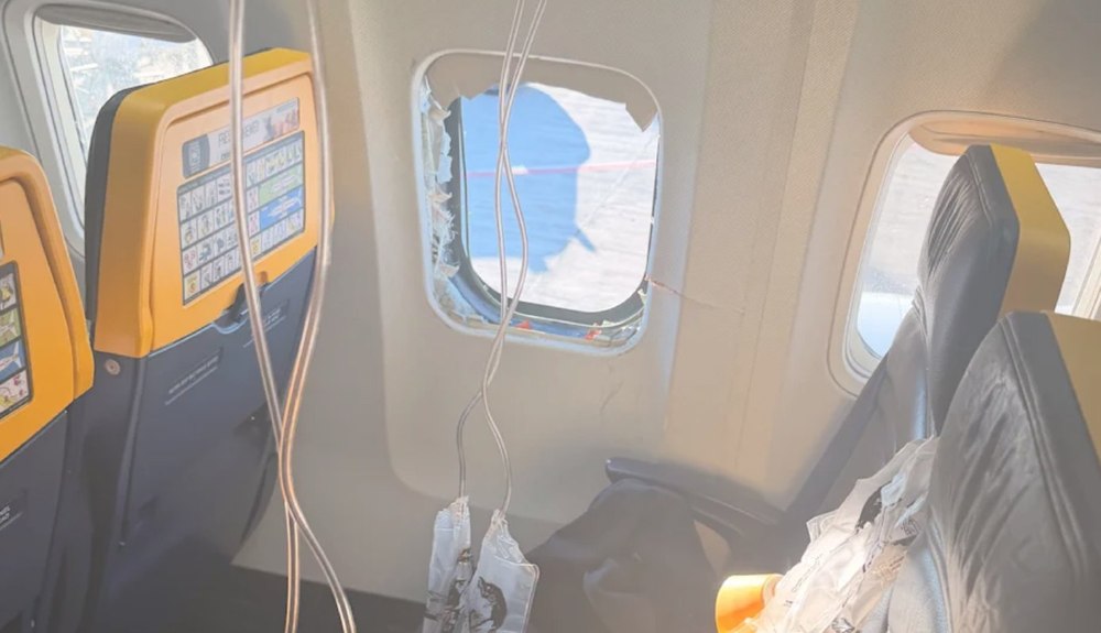 Anchetatorii dezvăluie ce s-a &icirc;nt&acirc;mplat &icirc;n avionul Ryanair &icirc;n care un pasager a fost tras spre exterior