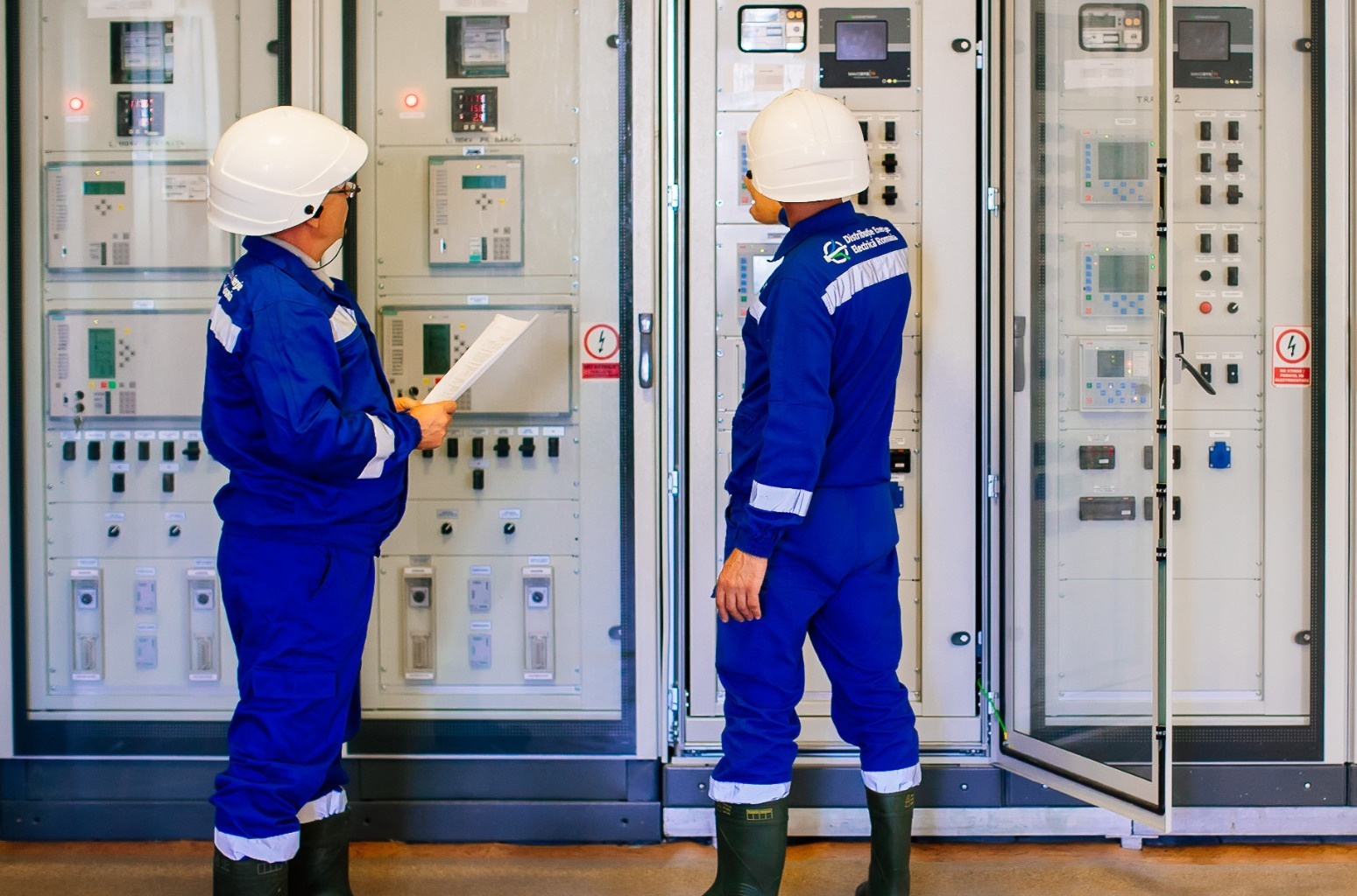 ANUNȚ Facturi mai mici la energie. Bolojan a semnat ordine pentru contoare inteligente și parcuri noi de baterii. Anterior, DEER a contractat cea mai mare achiziție de contoare inteligente din istoria companiei