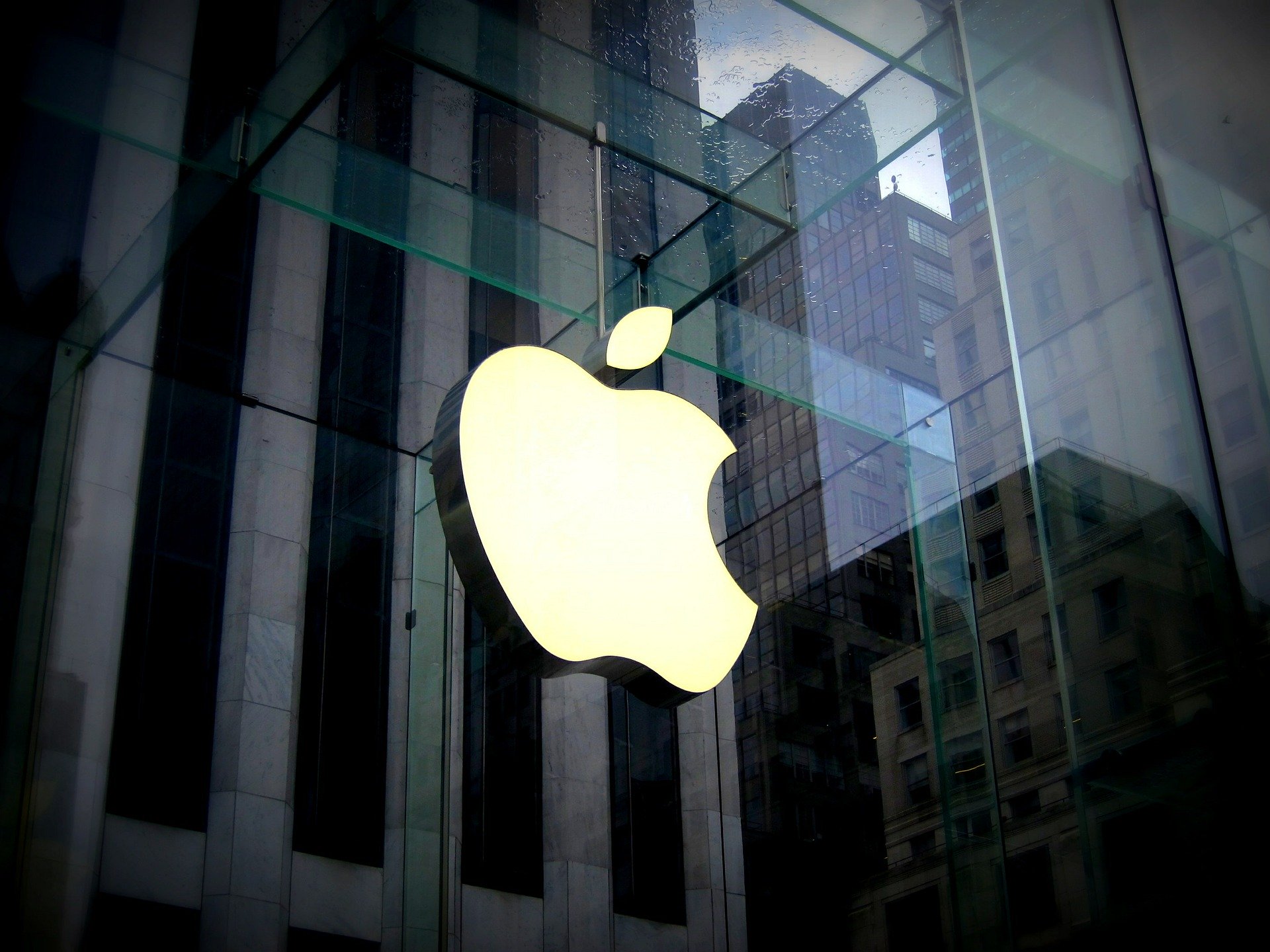 Apple a redevenit cea mai valoroasă companie din lume și a depășit Nvidia. Investitorii schimbă pariul &icirc;n cursa AI