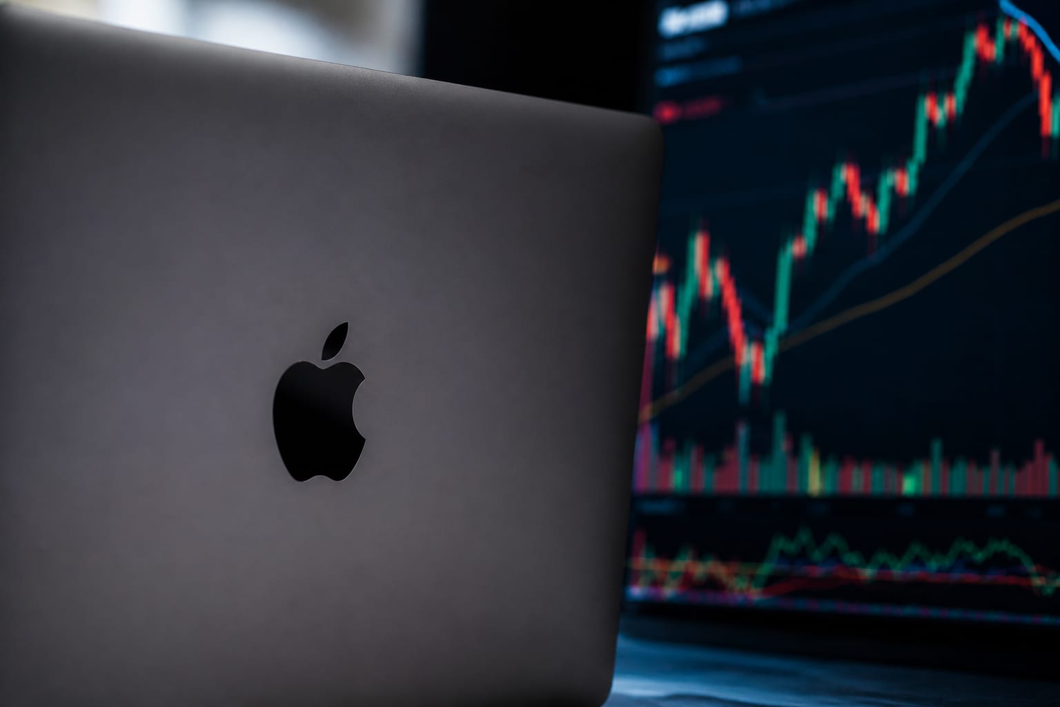 Apple a urcat la 4,9 trilioane de dolari și a revenit pe primul loc