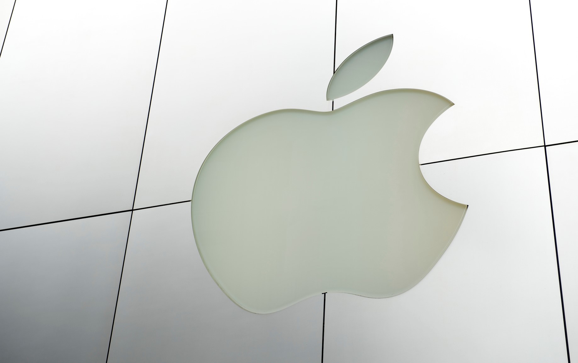 Apple atinge pentru prima dată o capitalizare bursieră de 5.000 de miliarde de dolari şi devine cea mai valoroasă companie listată din lume