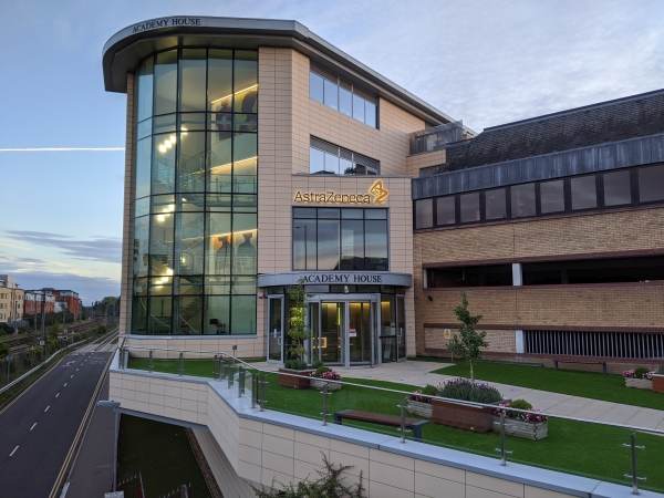 AstraZeneca: Inteligenţa artificială accelerează dezvoltarea medicamentelor