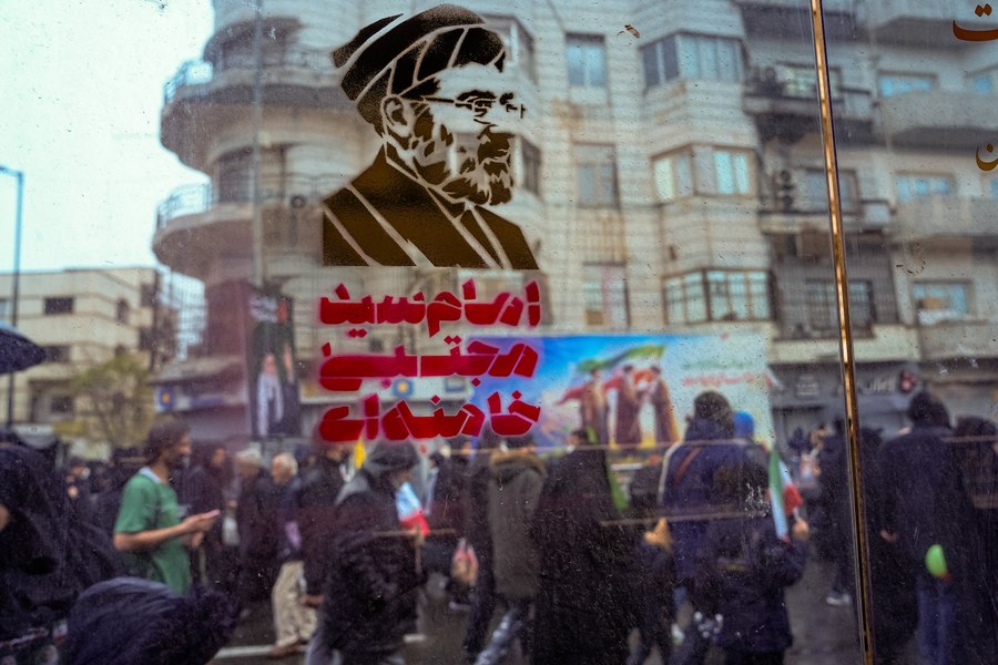 Atmosfera din Iran răm&acirc;ne extrem de tensionată după &icirc;nmorm&acirc;ntarea ayatollahului și intensificarea conflictelor cu SUA