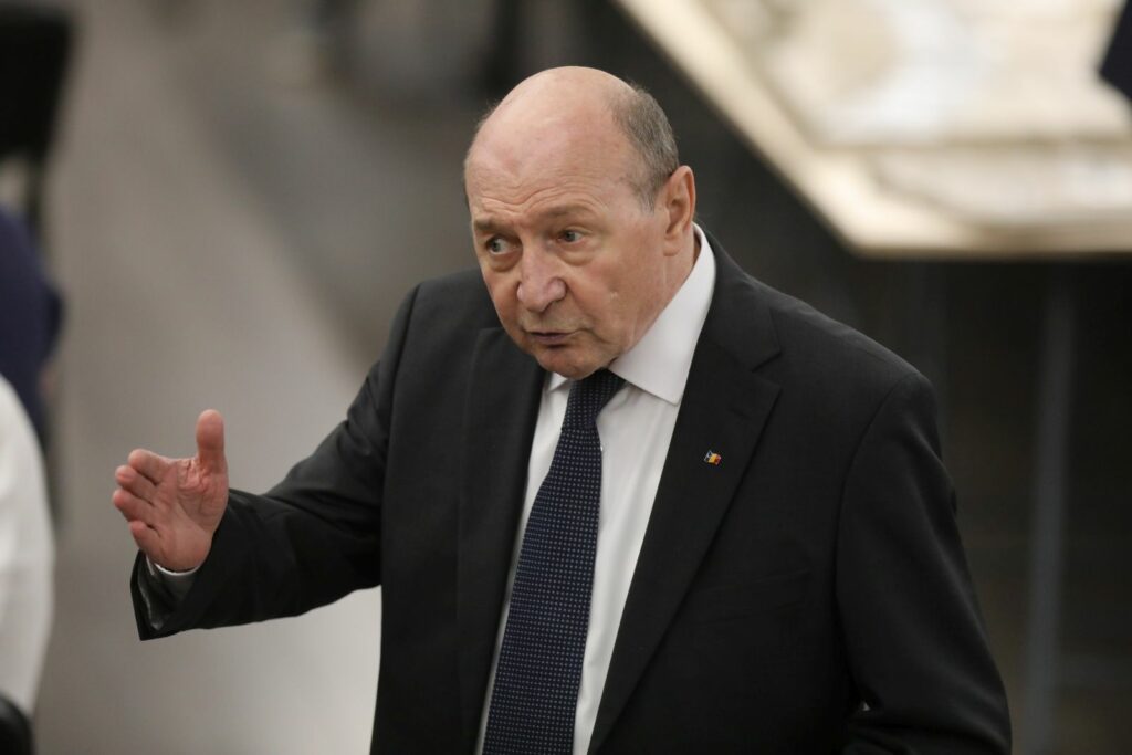 Băsescu, despre riscul unei crize a carburanților: &bdquo;Trebuie negociat cu ucrainenii să nu se mai joace cu dronele c&acirc;nd e vorba de interes rom&acirc;nesc&rdquo;