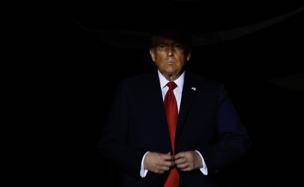 BBC: Decizia lui Trump de a renunța la taxa pentru navele care tranzitează Str&acirc;mtoarea Ormuz arată dificultățile SUA de a &icirc;ncheia conflictul cu Iran