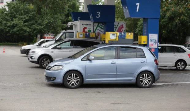 Benzina și motorina s-au scumpit s&acirc;mbătă, 25 iulie. C&acirc;t costă litrul de carburant &icirc;n București, Iași, Cluj-Napoca, Timișoara și Constanța