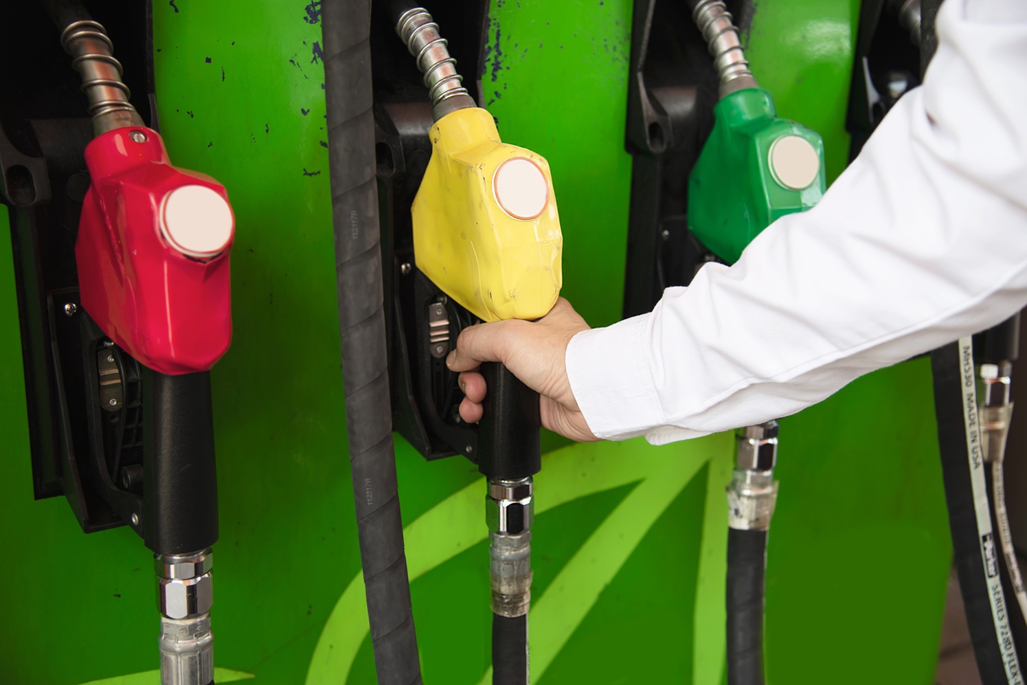 Benzina și motorina se scumpesc din nou, după atacurile din Marea Neagră și spaima kazahilor de a ne mai trimite țiței
