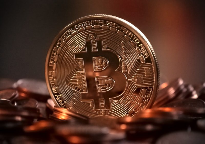 Bitcoin, &icirc;ntre riscurile geopolitice și susținerea instituțională. Este corecția actuală doar o reevaluare temporară?