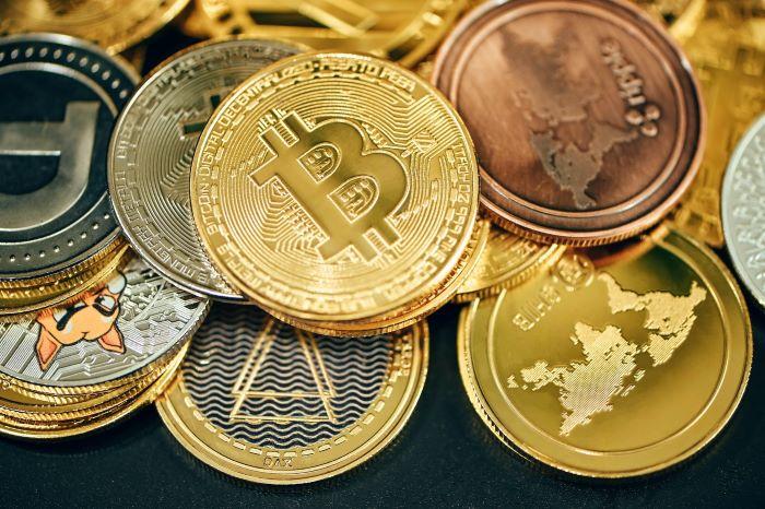Bitcoin scade sub 63.000 de dolari, presat de declinul acțiunilor tehnologice și de perspectiva unor dob&acirc;nzi ridicate