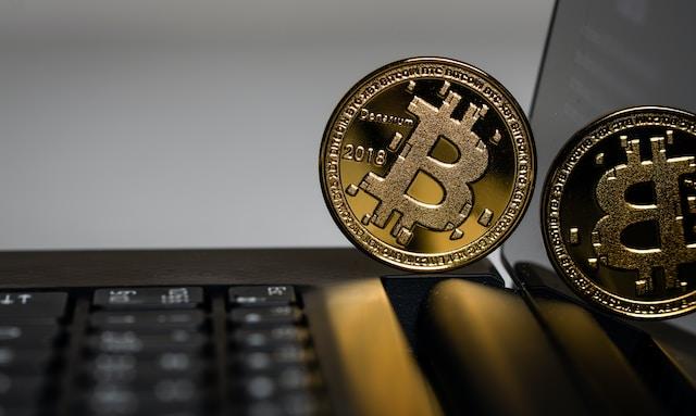Bitcoin se menține peste 63.000 de dolari, &icirc;n ciuda tensiunilor geopolitice. Investitorii așteaptă noi semnale din partea Fed