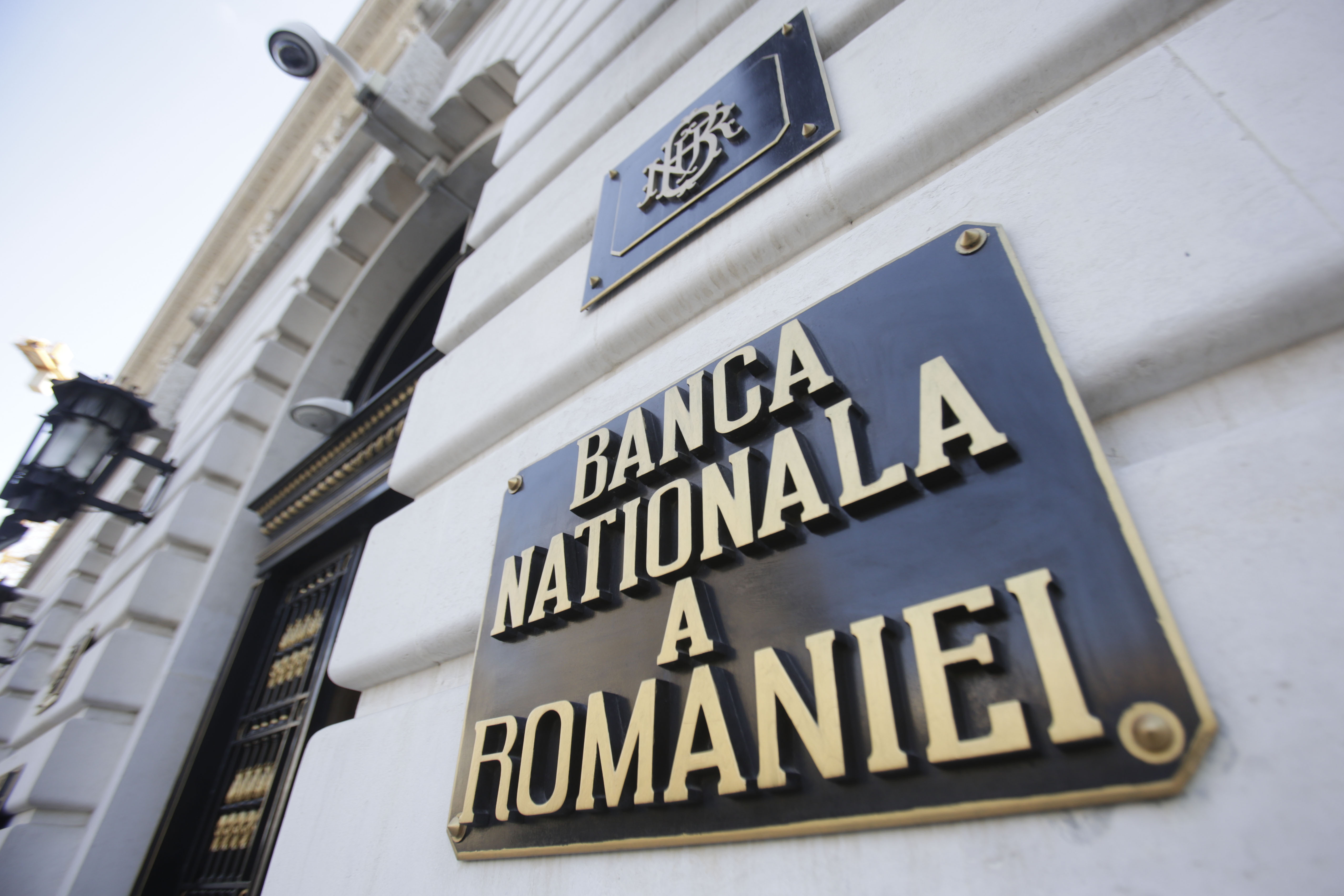 BNR avertizează: Riscul pentru cursul leului răm&acirc;ne ridicat, pe fondul tensiunilor din Orientul Mijlociu și al incertitudinii politice