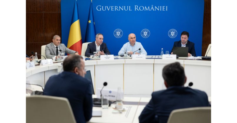 Bolojan: Nu vor fi probleme &icirc;n aprovizionarea cu carburanți &icirc;n următoarele două săpăm&acirc;ni. Rompetrol, care se aprovizionează din Kazahstan, caută variante alternative de transport a țițeiului