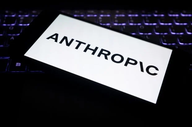 Boomul din inteligența artificială continuă: Anthropic a ajuns la o valoare de 965 miliarde de dolari, depășind pentru prima oară OpenAI