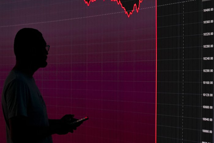 Bursa de Valori pierde 1,5% la &icirc;nceput de săptăm&acirc;nă, după o şedinţă petrecută &icirc;n cea mai mare parte pe verde aprins. Transelectrica scade cu 4% şi Banca Transilvania cu 3%