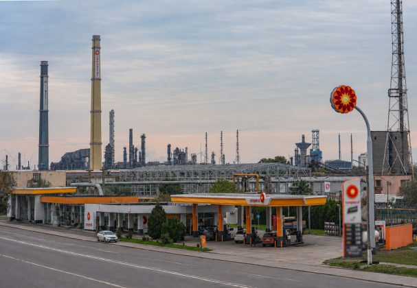 Carburanții s-au scumpit din nou și azi &icirc;n Rom&acirc;nia, motorina este foarte aproape de pragul de 10 lei litrul. Petrolul a depășit 100 de dolari barilul, urmează noi scumpiri. Mesajul Ministerului Energiei
