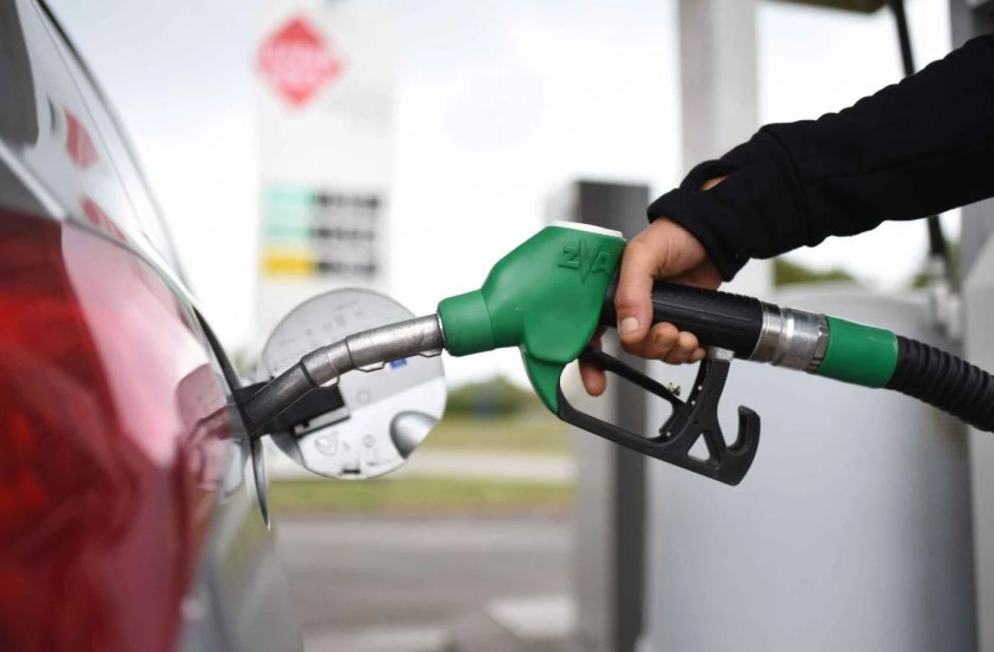 Carburanții se scumpesc din nou. Benzina trece de 9 lei/litru la majoritatea benzinăriilor, iar motorina se apropie de pragul de 10 lei