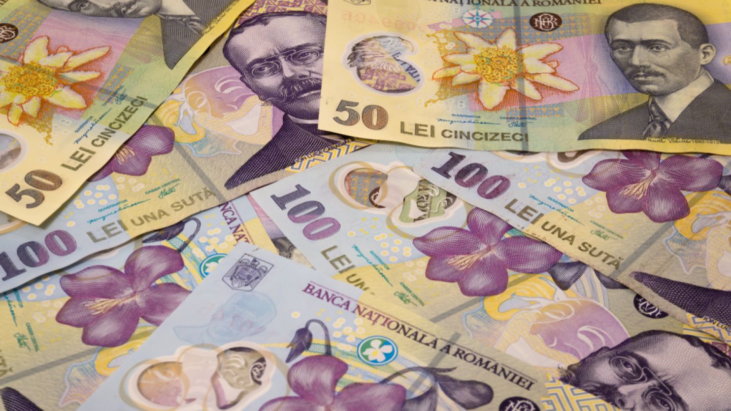 C&acirc;ți bani pierd rom&acirc;nii cu depozite bancare: Chiar dacă băncile oferă dob&acirc;nzi de 7%, economiile scad cu aproape 3% din cauza inflației