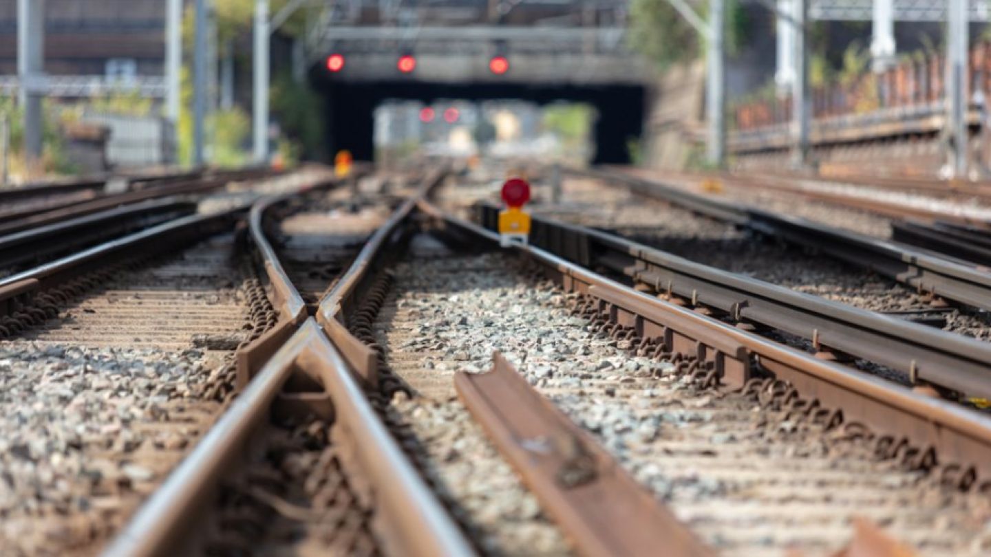 CFR semnează un contract de aproape 2 mld. lei pentru reabilitarea unei secțiuni cheie de cale ferată