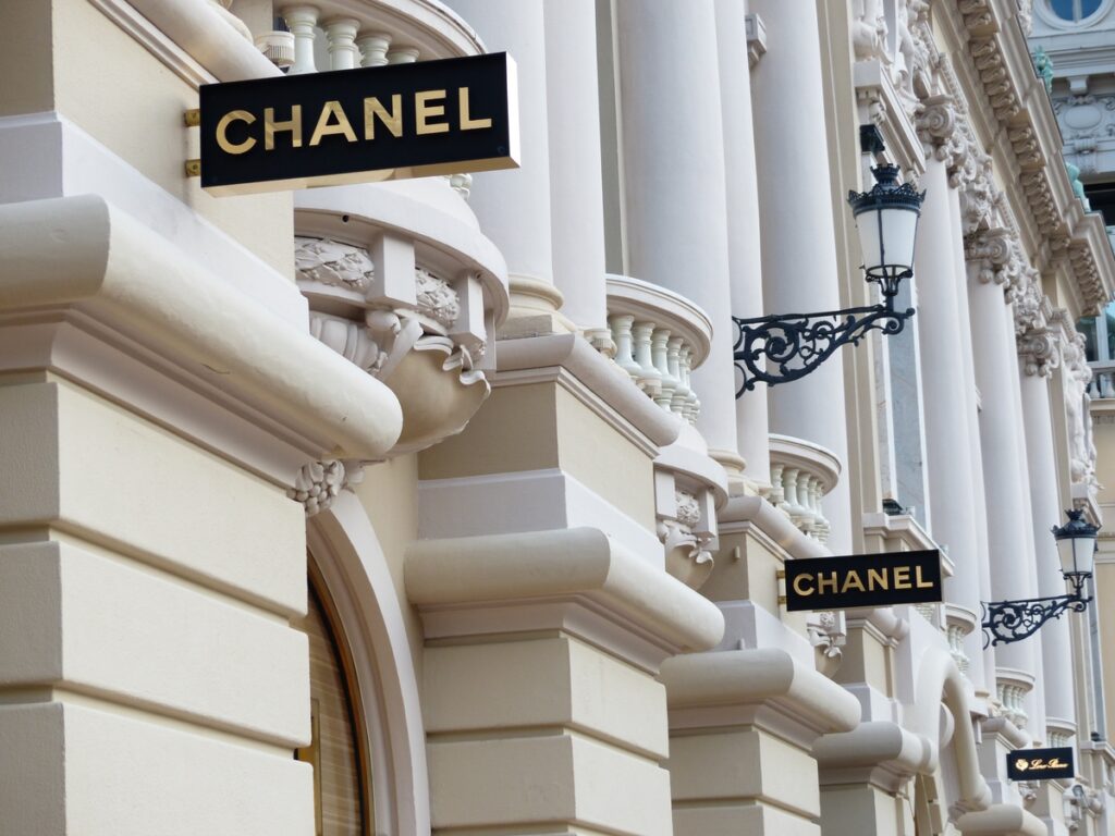 Chanel afirmă că cooperează cu autoritățile italiene &icirc;n ancheta privind exploatarea forței de muncă și că a &icirc;ncetat colaborarea cu subcontractorul vizat