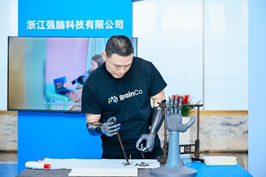 China mizează pe dispozitive purtabile &icirc;n cursa pentru tehnologia care conectează creierul la computere, &icirc;n timp ce Neuralink dezvoltă implanturi cerebrale