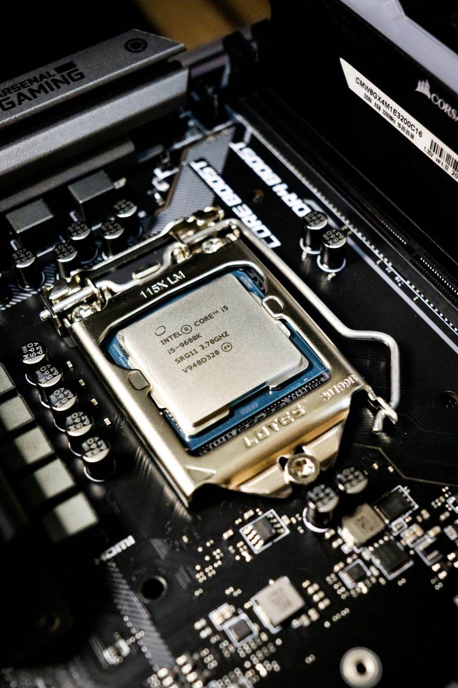 CNBC: Intel raporteaza venituri de 16,1 miliarde de dolari, actiunile cresc cu 11%