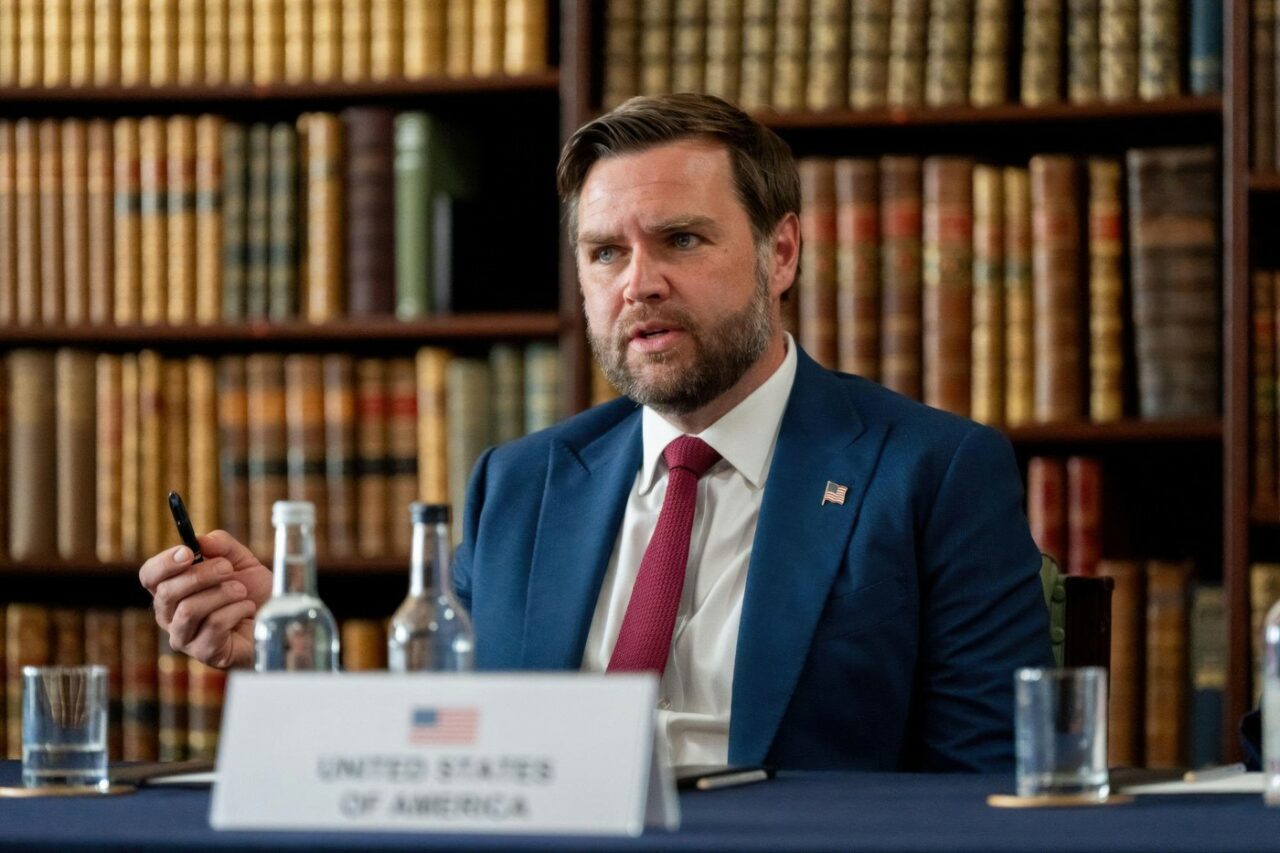 CNN: JD Vance și generalul Dan Caine l-au avertizat pe Trump asupra riscurilor escaladării războiului cu Iranul