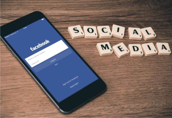 Comisia Europeană acuză: Facebook şi Instagram, platforme care creează dependenţă