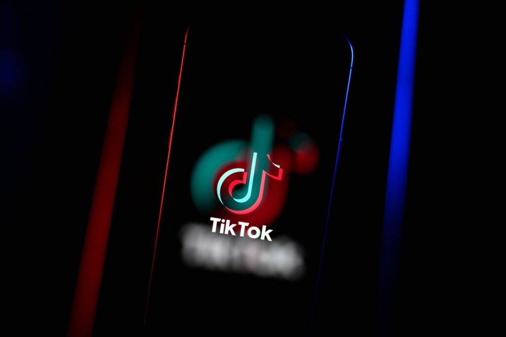 Comisia Europeană acuză preliminar TikTok că nu protejează suficient conturile minorilor și că &icirc;ncalcă Regulamentul privind serviciile digitale