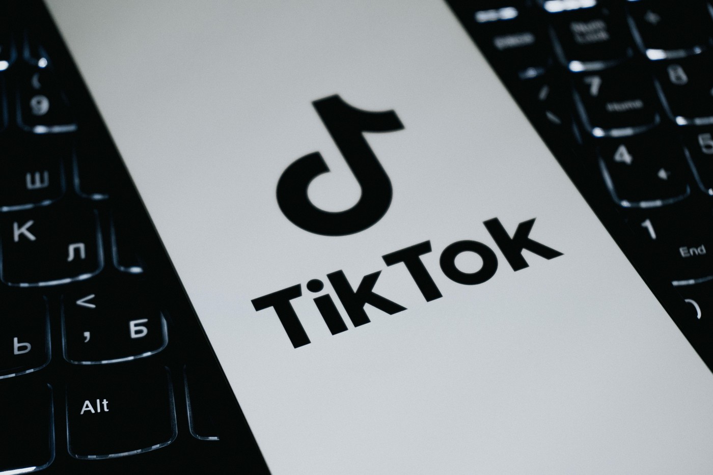Comisia Europeană acuză TikTok că a &icirc;ncălcat Regulamentul privind serviciile digitale. Platforma riscă o amendă uriașă