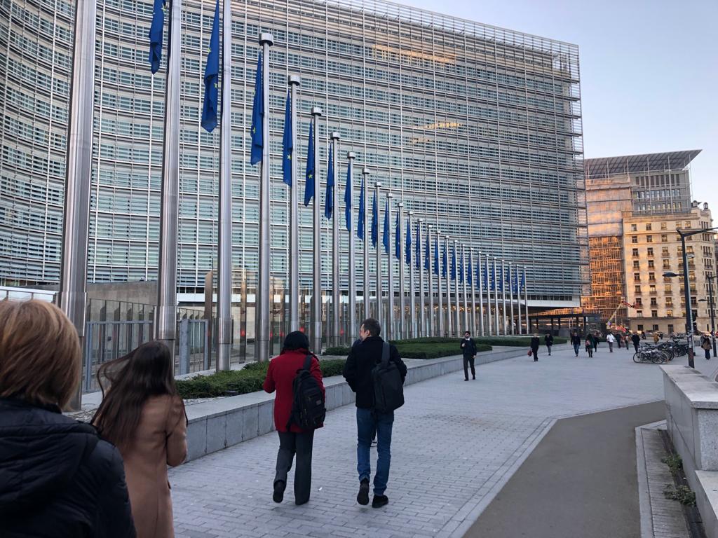 Comisia lansează o investigație aprofundată cu privire la hotăr&acirc;rea arbitrală prin care Rom&acirc;nia este obligată să plătească despăgubiri de peste 42 milioane euro plus dob&acirc;nzi unui număr de zece investitori &icirc;n domeniul energiei