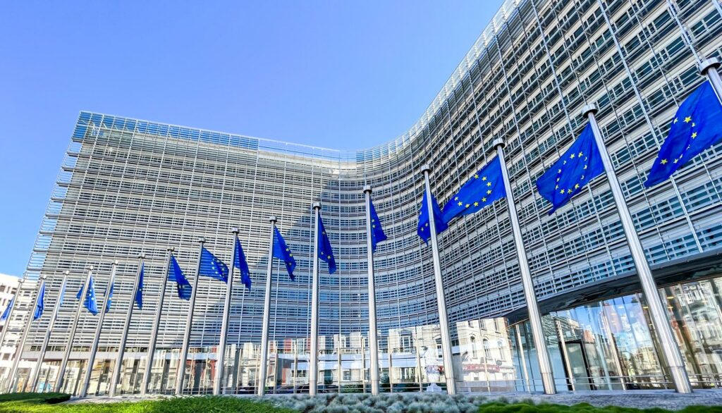 Comisia lansează un plan de acțiune privind electrificarea și revizuiește schema ETS pentru a crește competitivitatea, decarbonizarea și independența energetică a Europei
