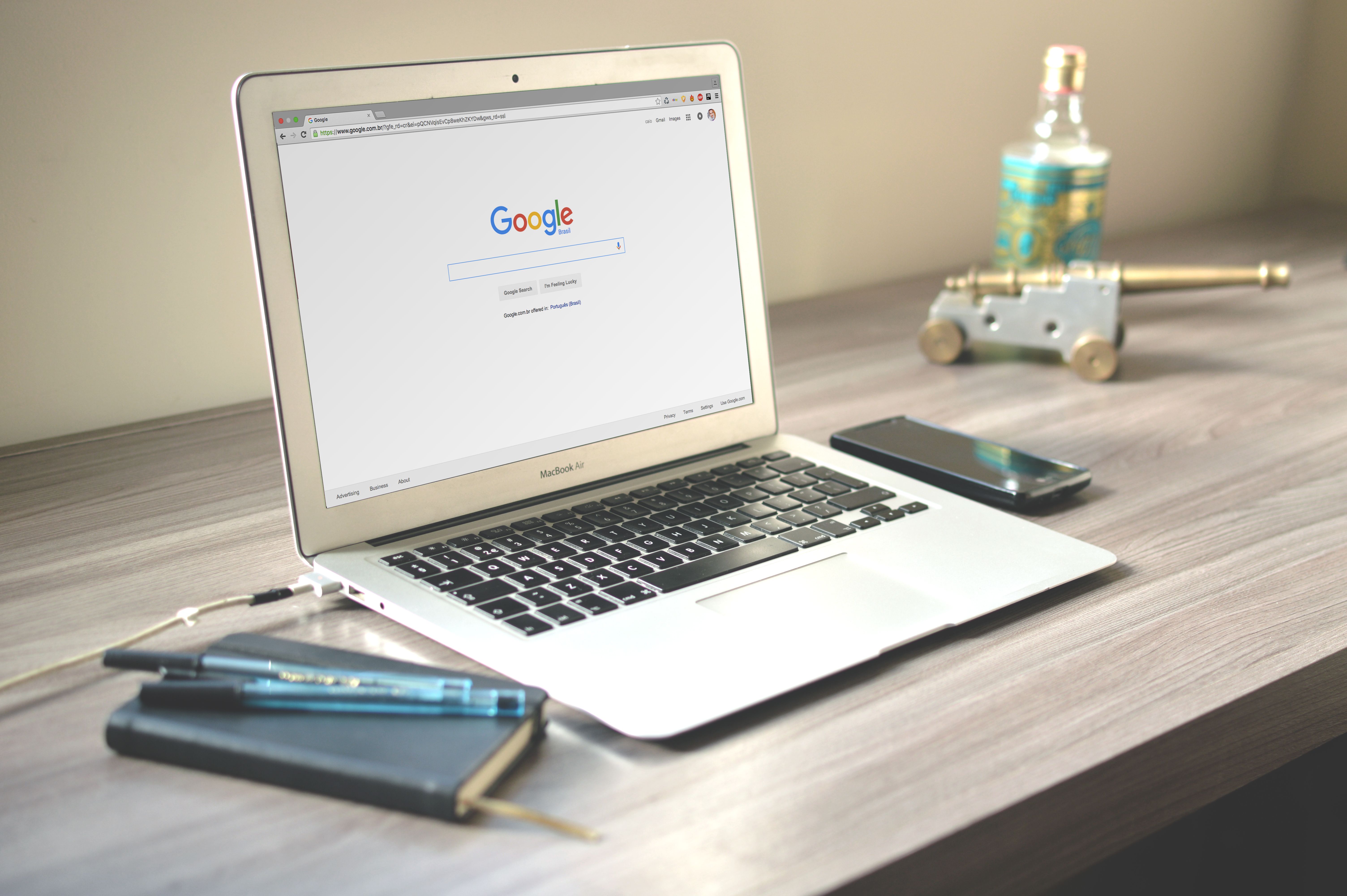 Comisia obligă Google să lase alți asistenți AI să folosească mai multe funcții Android și să &icirc;mpartă date din Google Search