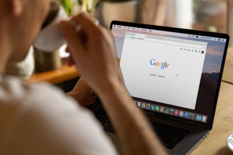 Comisia spune că a avut p&acirc;nă la 90 de &icirc;nt&acirc;lniri cu Google &icirc;naintea amenzii DMA, iar compania acuză degradarea serviciilor