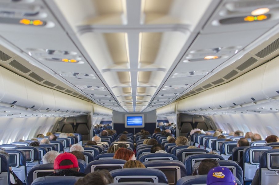 Compania aeriană care vrea să scape pasagerii de cel mai incomod loc din avion. Ce va apărea &icirc;n locul scaunului din mijloc