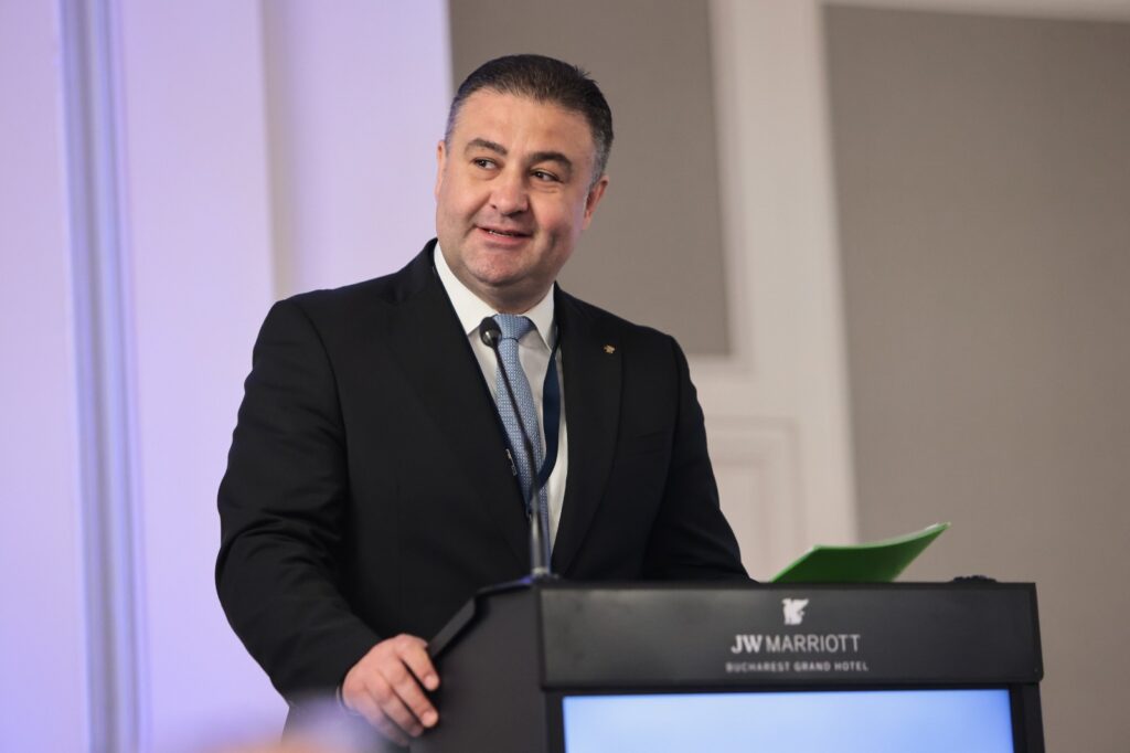 Conducerea ROMATSA merge la Bruxelles pentru deblocarea &icirc;ncasărilor, după acțiunea Pfizer. Declarațiile exclusive ale lui Adrian Cojoc, șeful furnizorului național de servicii de navigație aeriană