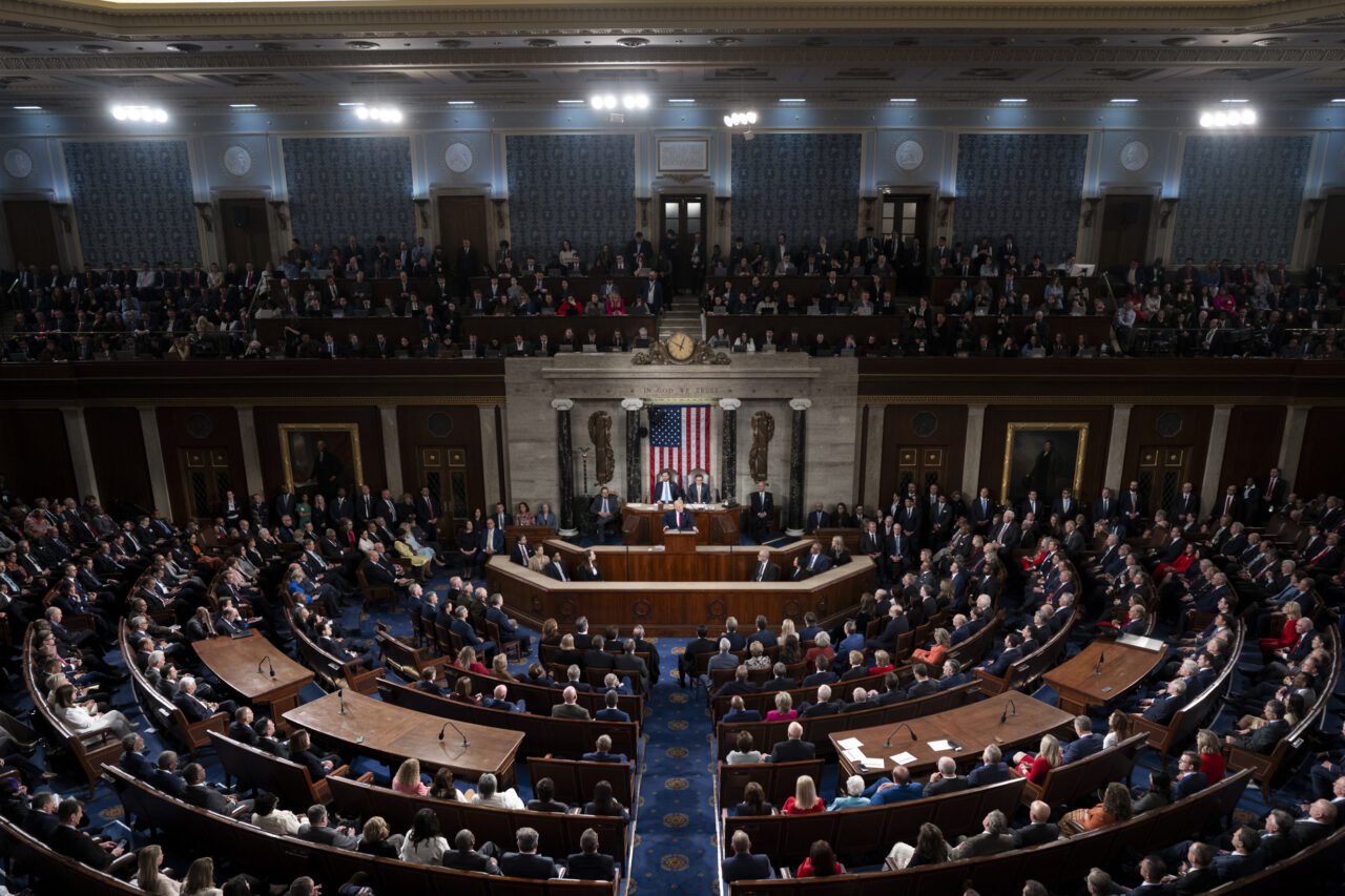 Congresul american &icirc;i limitează puterile lui Trump &icirc;n războiul cu Iran