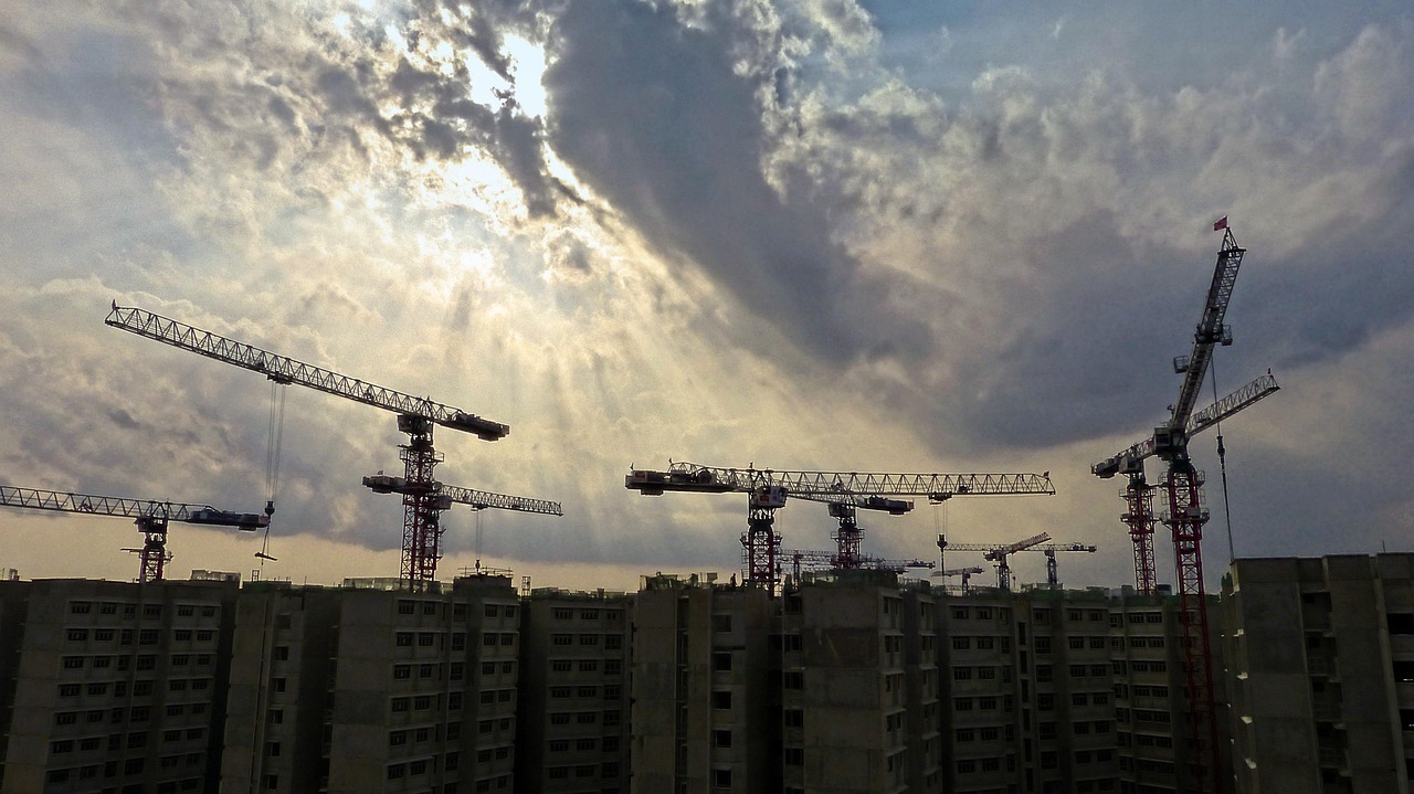Construcțiile, sub presiune: scumpiri &icirc;ntre 15-30% la materialele de construcție și dezvoltatori tot mai prudenți. "Mi-e teamă că, &icirc;n acest ritm, la finalul anului vor fi produse cu preturi mai mari poate cu 50-70%!"