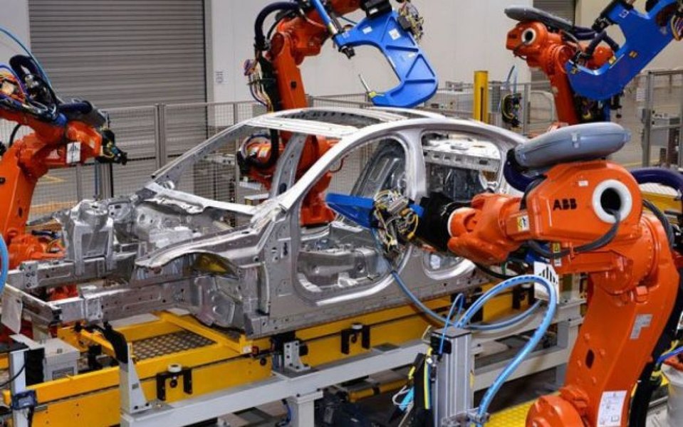 Criza &icirc;n industria auto se accentuează. Unul dintre marii constructori de mașini din lume renunță la 8.000 de angajați