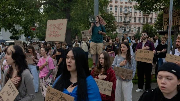 Culisele revoluției neașteptate de la conducerea militară a Ucrainei și alegerea dificilă a lui Volodimir Zelenski, care riscă cea mai grea criză politică din mandatul său