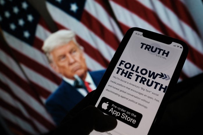 Cum mai face bani familia Trump: Grupul media Trump le cere marilor firme să plătească pentru acces ultrarapid la postările preşedintelui SUA de pe Truth Social, care provoacă adesea mişcări importante pe pieţe