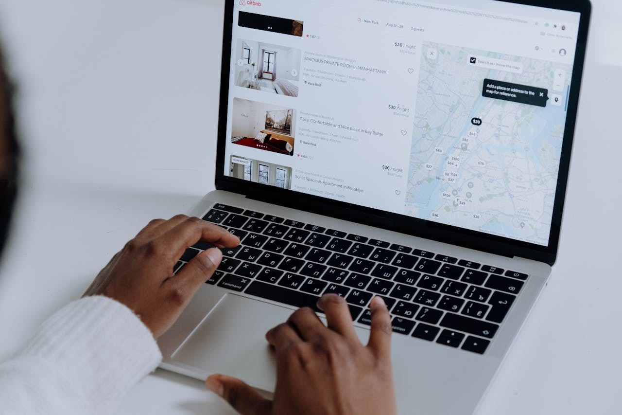 Date &icirc;n premieră: Amploarea Airbnb și Booking &icirc;n Rom&acirc;nia. Aproximativ 74.000 de locuințe sunt oferite spre &icirc;nchiriere pe termen scurt GRAFIC