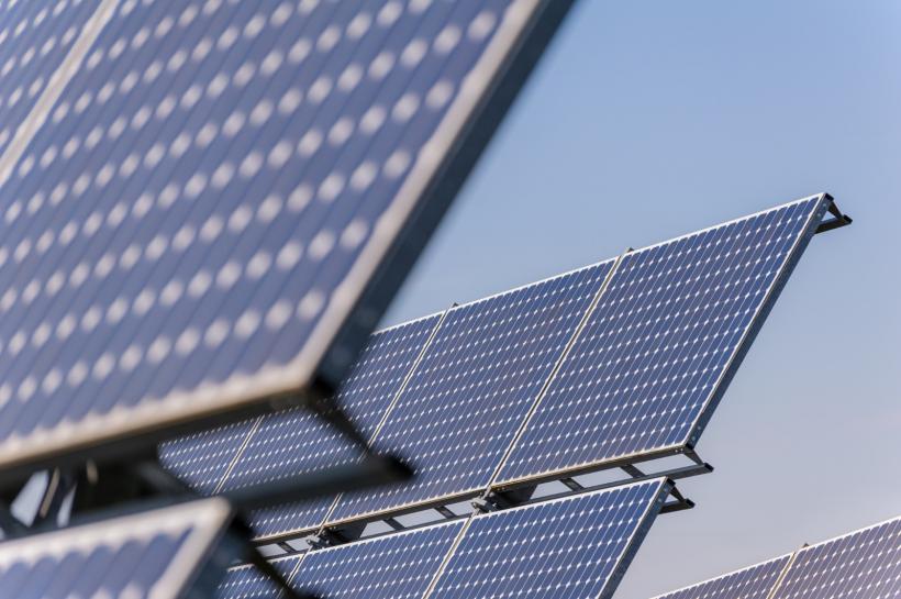 De ce energia electrică rămâne scumpă în România. Mitul regenerabilelor „ieftine” este demontat de specialiști