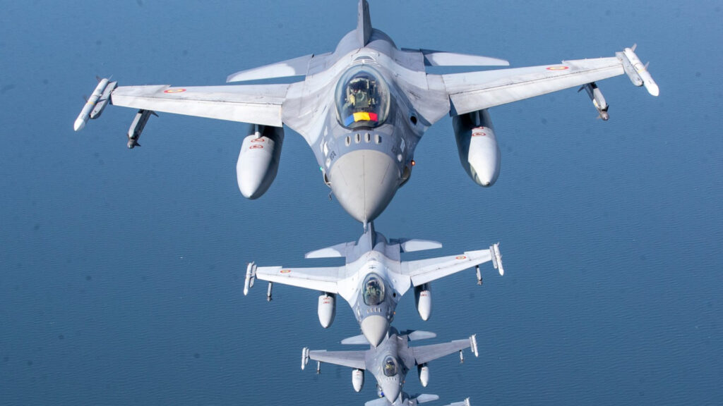 De ce folosește Rom&acirc;nia avioane F-16 și rachete de 1 milion de dolari pentru a dobor&icirc; drone de 50.000 de dolari: Lipsa sistemelor dedicate, teama de dezastre și miza războiului hibrid al Moscovei / General (r): Pilotul merită cu prisosință decorat